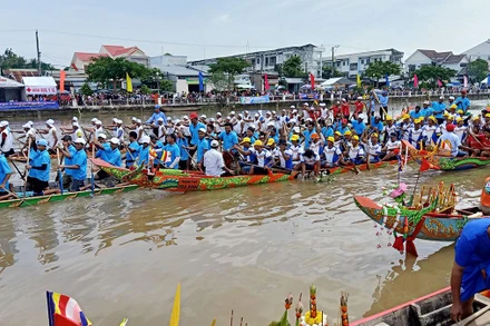 Các đội đua ra mắt tại lễ khai mạc giải đua ghe ngo mở rộng tại tỉnh Trà Vinh.