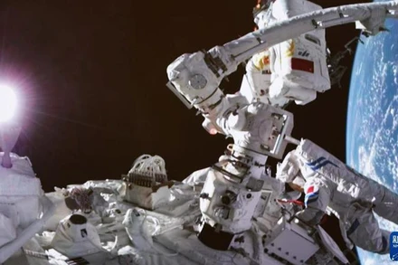 Hình ảnh 2 phi hành gia của tàu Thần Châu 14 cùng thực hiện nhiệm vụ ngoài không gian được chụp từ Trung tâm Điều khiển hàng không vũ trụ Bắc Kinh. (Ảnh: Tân Hoa Xã)