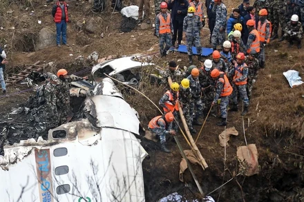 Lực lượng cứu hộ làm nhiệm vụ tại hiện trường vụ máy bay của Hãng hàng không Yeti Airlines bị rơi ở Pokhara, Nepal ngày 16/1/2023. (Ảnh: AFP/TTXVN)