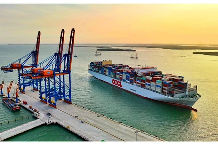 Tàu chở container vào cụm cảng Cái Mép-Thị Vải.