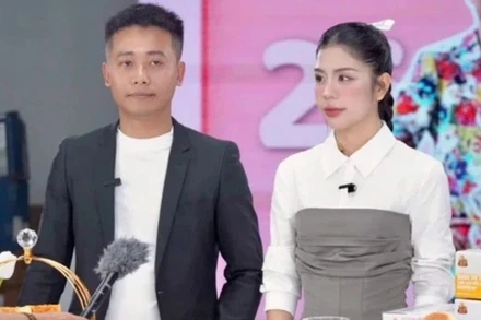 Quang Linh Vlog và Hằng du mục. (Ảnh: TTXVN)