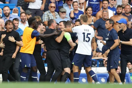 Khi tiến tới bắt tay trước khi rời sân, cả 2 huấn luyện viên đã có hành động không đẹp, buộc cầu thủ và nhân viên 2 đội can thiệp. (Nguồn: si.com/TTXVN)