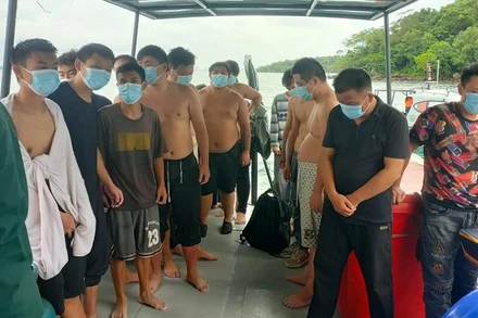 Các nạn nhân sống sót trong vụ chìm thuyền được nhà chức trách Campuchia đưa về nơi an toàn.