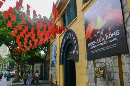 Không gian trưng bày được làm bên trong khu di tích Nhà tù Hỏa Lò (Phố Hỏa Lò, Hai Bà Trưng, Hà Nội).