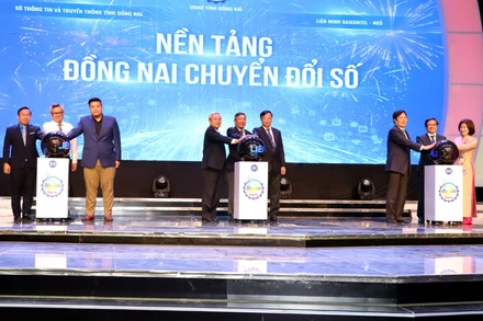 Các đại biểu thực hiện nghi thức khởi động ứng dụng Đồng Nai chuyển đổi số.