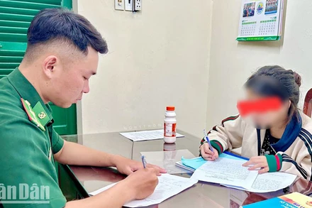 Cán bộ Bộ đội Biên phòng làm việc ban đầu với cháu Ng. D. Th.