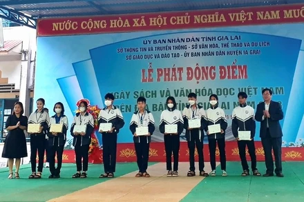 Trao quà khuyến đọc cho học sinh Trường THPT Phạm Văn Đồng. 