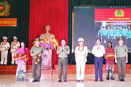 Lãnh đạo tỉnh Quảng Trị và lãnh đạo Công an tỉnh tuyên dương tập thể Phòng An ninh Đối ngoại.