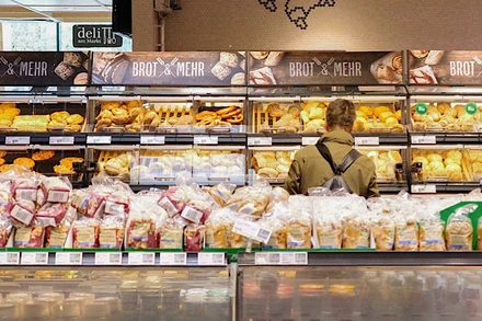 Người dân mua sắm tại siêu thị ở Berlin, Đức. (Ảnh: THX/TTXVN)