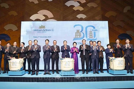 Chủ tịch Quốc hội Trần Thanh Mẫn và Phu nhân cùng đại biểu thực hiện nghi thức kỷ niệm 30 năm mở đường bay trực tiếp Việt Nam-Nhật Bản.