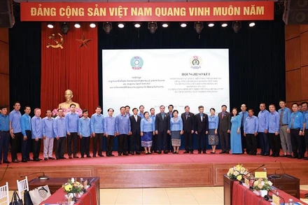 Các đại biểu chụp ảnh lưu niệm.