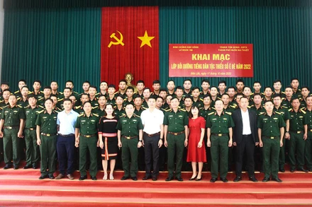 Đại diện lãnh đạo Binh chủng Đặc công, Lữ đoàn Đặc công 198, Trung tâm Giáo dục nghề nghiệp-Giáo dục thường xuyên thành phố Buôn Ma Thuột và các học viên tại lễ khai mạc.