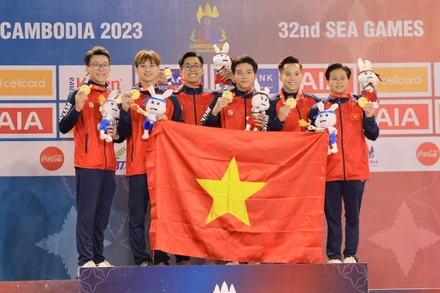 Đội tuyển Thể dục dụng cụ Việt Nam giành Huy chương Vàng SEA Games 32 đầu tiên. (Ảnh: NGỌC DIỆP)
