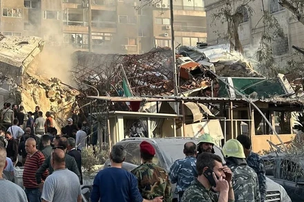 Lực lượng cứu hộ khẩn cấp làm nhiệm vụ tại hiện trường vụ oanh tạc khu vực gần Đại sứ quán Iran ở Damascus, Syria ngày 1/4/2024. (Ảnh: AFP/TTXVN)