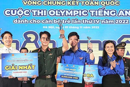 Đồng chí Nguyễn Phạm Duy Trang, Bí thư Trung ương Đoàn, Chủ tịch Hội đồng Đội Trung ương (ngoài cùng bên phải) trao giải nhất tặng các thí sinh đội X-Men.