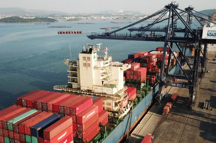 Tàu vào làm hàng tại Cảng CICT Cái Lân (Quảng Ninh).