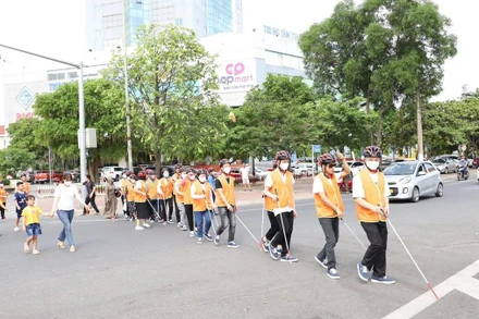 Người khiếm thị được tập huấn, hướng dẫn sử dụng cây gậy trắng.