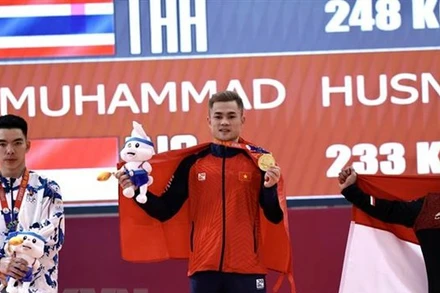 Lại Gia Thành (giữa) giành Huy chương Vàng ở hạng cân 55kg nam. (Ảnh: TTXVN)