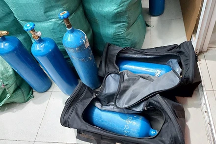 Những bình khí cười được phát hiện.