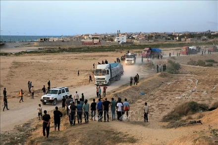 Xe chở hàng viện trợ cho Gaza di chuyển trên tuyến đường ở miền Trung Dải Gaza, ngày 17/5/2024. (Ảnh minh họa: THX/TTXVN)