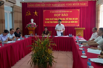 Lãnh đạo UBND huyện Bảo Lạc cung cấp thông tin cho cơ quan báo chí.