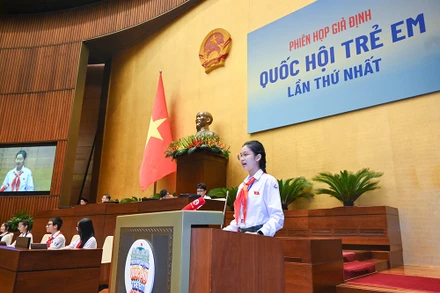 Chủ tịch Quốc hội trẻ em Đặng Cát Tiên phát biểu khai mạc phiên họp.