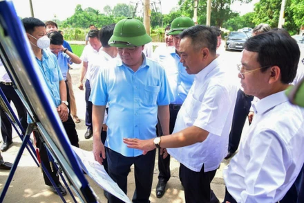 Bí thư Thành ủy Hà Nội Đinh Tiến Dũng và các đồng chí lãnh đạo thành phố Hà Nội kiểm tra khu vực và hướng tuyến Dự án đường vành đai 4 trên địa bàn huyện Sóc Sơn. (Ảnh: Duy Linh)