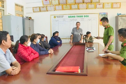 Các đối tượng tham gia đường dây đánh bạc do Lê Ngọc Triệu cầm đầu tại Công an huyện Cư Kuin.