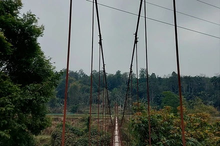 Đường ống dẫn nước thủy lợi bắc qua suối tại thôn Bẻ 2, xã Chiềng Keng, huyện Văn Bàn, tỉnh Lào Cai.
