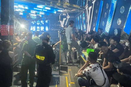 Lực lượng Công an kiểm tra quán bar LV Club.