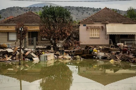 Bão Elias gây mưa lớn và úng ngập tại thành phố Volos. (Ảnh: AFP/TTXVN)