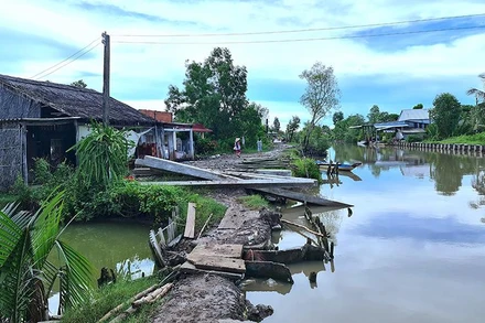 Đoạn lộ tuyến Kênh Sẽ chưa thông tuyến khiến người dân đi lại gặp khó khăn.