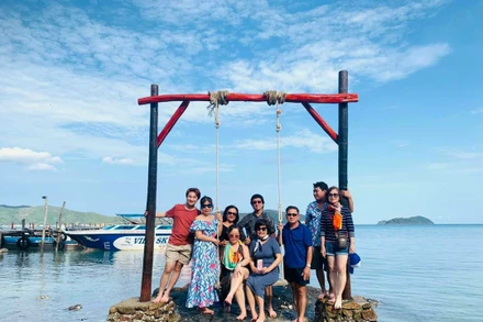 Du khách chụp ảnh lưu niệm ở huyện Kiên Hải, tỉnh Kiên Giang. 