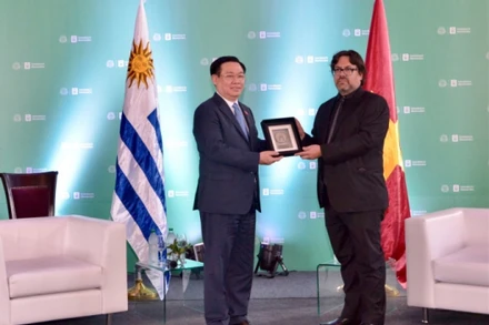 Quyền Thị trưởng thành phố Montevideo Mauricio Zunino trao danh hiệu khách danh dự tặng Chủ tịch Quốc hội Vương Đình Huệ. (Ảnh: vov.vn)