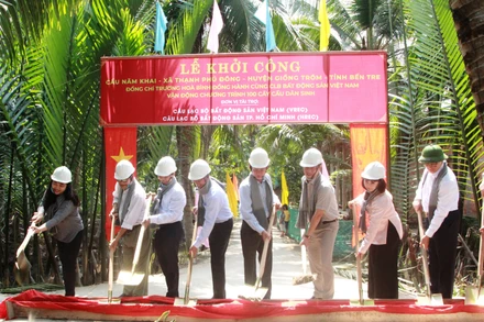 Lãnh đạo địa phương, nhà tài trợ tổ chức động thổ khởi công công trình cầu Năm Khai.