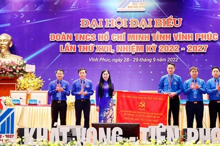Bí thư Tỉnh ủy Hoàng Thị Thúy Lan tặng bức trướng cho Ban Thường vụ Tỉnh Đoàn.