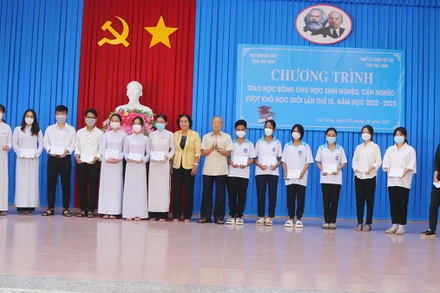 Các học sinh vượt khó, học giỏi tỉnh Trà Vinh được trao học bổng.