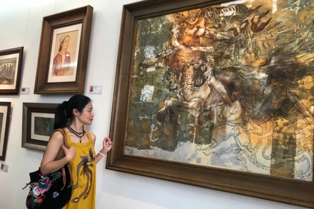 Khán giả xem tranh tại buổi khai mạc.