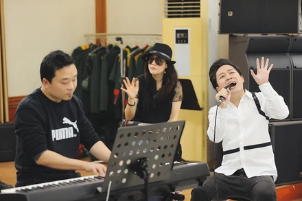 Các nghệ sĩ tập luyện cho đêm nhạc "Nỗi nhớ và thanh xuân". (Ảnh: HÒA NGUYỄN)