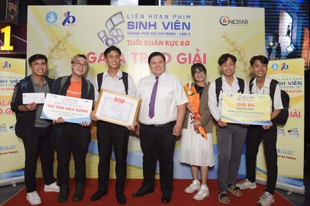 Trao giải cho các nhóm có tác phẩm xuất sắc..