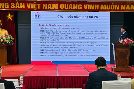 Các báo cáo viên trình bày tại hội nghị.