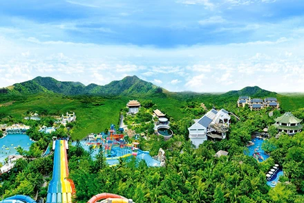 Toàn cảnh khu du lịch Suối khoáng nóng Núi Thần Tài giữa núi rừng nguyên sinh phía tây nam dãy Bà Nà-Núi Chúa. 