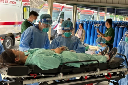 Diễn tập tiếp nhận bệnh nhân mắc Covid-19 trong tình trạng nặng tại Bệnh viện dã chiến số 13 (lúc 14 giờ 30 phút, ngày 16/01/2023).