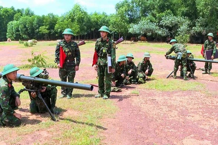 Lực lượng vũ trang huấn huyện tình huống diễn tập phòng thủ.