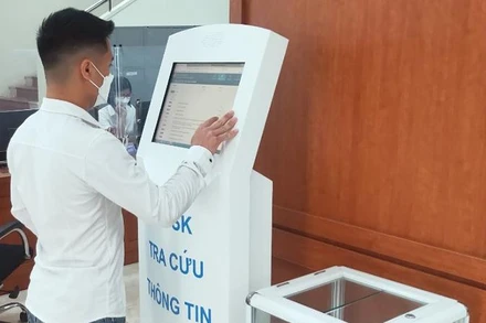 Công dân tra cứu thông tin thủ tục hành chính tại Trung tâm Phục vụ hành chính công tỉnh Thái Bình.