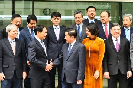 Đồng chí Trần Cẩm Tú với các Trưởng Cơ quan đại diện Việt Nam ở nước ngoài tại buổi gặp mặt.