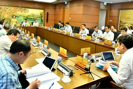 Các đại biểu Quốc hội đoàn Hà Nội thảo luận tại tổ về 2 dự án luật.