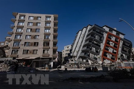 Những tòa nhà bị hư hại sau động đất ở Antakya, tỉnh Hatay, Thổ Nhĩ Kỳ. (Ảnh: AFP/TTXVN)