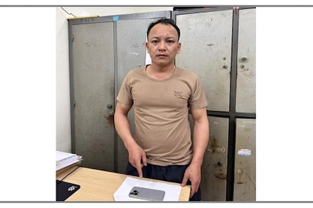 Đối tượng Tôn cùng tang vật tại cơ quan Công an.