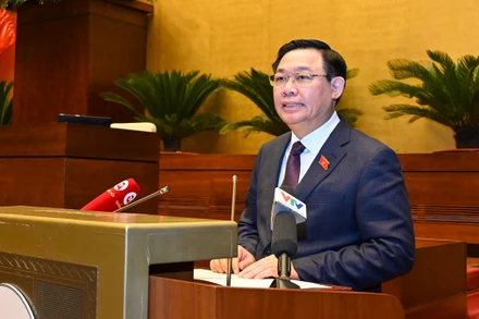 Chủ tịch Quốc hội Vương Đình Huệ phát biểu thăm hỏi, chúc Tết các đại biểu tại buổi gặp mặt. (Ảnh: DUY LINH)